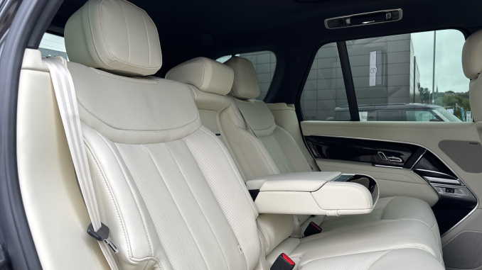 Land Rover Range Rover 3.0 D300 Edition 4dr Auto Diesel Estate - Image 47